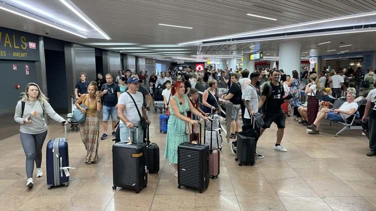 <p>Heathrow’da çalışan ve çoğunluğu bilet kontrol noktalarında görevli 700’e yakın British Airways personeli, Kovid-19 sırasında uygulanan yüzde 10’luk maaş kesintisi nedeniyle yaz başında greve gitti. </p>