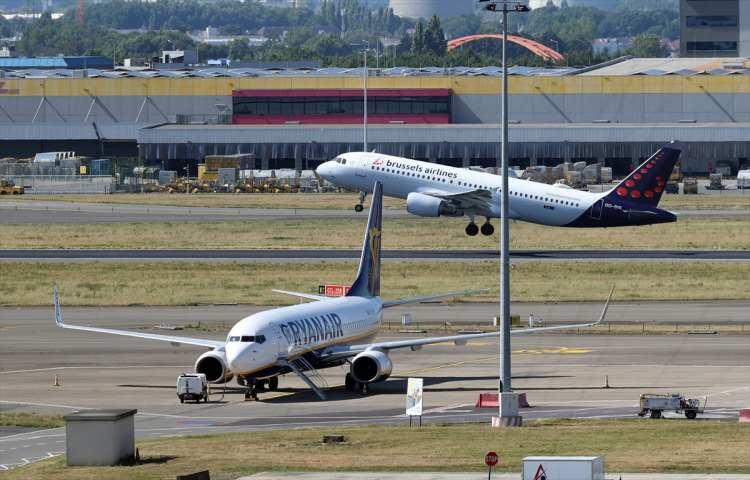 <p>Havalimanı y&ouml;netimi, az sayıda personelle artan talebi karşılayamayınca havayolu şirketlerinden bilet satışlarına kısıtlama getirmelerini talep etti. Bu durum &ouml;zellikle Emirates Havayolları tarafından tepkiyle karşılandı.</p>
