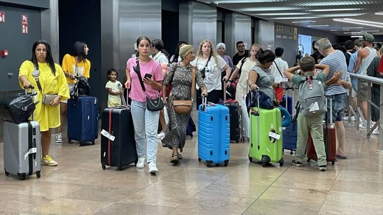 <p><strong>İtalya'da grev y&uuml;zlerce u&ccedil;uşu iptal ettirdi</strong></p>

<p>İtalya'da bazı hava trafik kontrol&ouml;rleri sendikaları ile d&uuml;ş&uuml;k maliyetli hava yolları &ccedil;alışanlarının 17 Temmuz'da yaptığı 4 saatlik grev sebebiyle &ccedil;ok sayıda u&ccedil;uş iptal edildi.</p>
