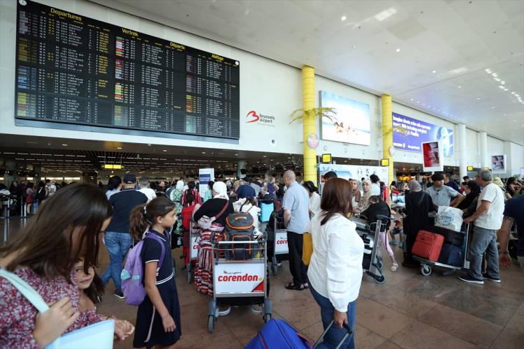 <p>&Uuml;lkede bazı sendikaların &ccedil;ağrısıyla farklı havaalanlarındaki hava trafik kontrol&ouml;rleri ve yer g&ouml;revlilerine ilaveten Ryanair, Air Malta, Easyjet ve Volotea gibi bazı d&uuml;ş&uuml;k maliyetli firmaların personeli bug&uuml;n 14.00 ila 18.00 saatlerinde greve gitti.</p>
