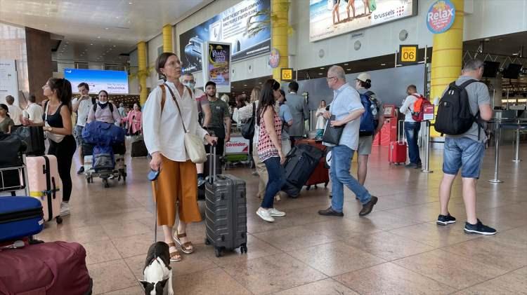 <p>&Uuml;lke genelindeki 4 saatlik grev sebebiyle y&uuml;zlerce u&ccedil;uşun iptal edildiği, bazı u&ccedil;uşların da geciktiği kaydedildi.</p>
