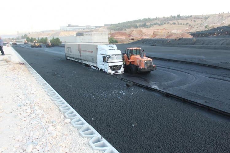 <p>Yaşanan sızma sonucu yol çift taraflı trafiğe kapatılırken, atık arasında mahsur kalan bir tırın şoförü itfaiye ekiplerince kurtarıldı.</p>
