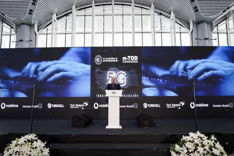 <p> Bu yüzden dijital dönüşümün kilit noktasını oluşturan 5G teknolojisini yerli ve milli imkanlarla üretmek noktasında olduğumuzu bir kez daha hatırlatmak istiyorum. Ülkemiz takip eden değil, takip edilen olacak. Devlet olarak açtığımız bu yolda, tüm iş dünyamız, üniversitelerimiz ve gençlerimiz bizimle birlikte yürüyerek Türkiye'nin layık olduğu yere hep birlikte taşıyacağız. Türkiye 5'nci nesil mobil teknolojisini ifade eden 5G teknolojisinde önemli ve ciddi atılım stratejilerine sahip olarak yoluna devam edecektir. Halkımızın 5G ile buluşmasına az kaldı. </p>
