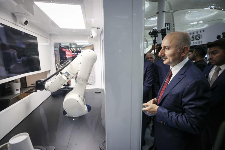 <p>"Rekorlardan rekorlara koşan hani o yapamazlar kimse uçmaz açsalar bile başarılı olamayacaklar dedikleri yer İstanbul Havalimanı'ndayız. İstanbul Havalimanı ekonomik değeri olmayan yaşamın ve yeşilin olmadığı tam 75 milyon metrekarelik alanda devletten bir kuruş çıkmadan 10 milyar Euro yatırım yaptırılarak işletme süresi içerisinde 25 milyar Euro kira garantisiyle dünyada en başarılı projelerden biri oldu. İstanbul Havalimanı'nın almadığı ödül, kırmadığı rekor kalmadı. Günde ortalama bin 400 uçak, 230 bin yolcu İstanbul Havalimanı'nı kullanmakta. 8 Temmuz 2022 günü bin 422 uçuş ile tüm zamanların rekorunu kırmıştır. İstanbul Havalimanı Avrupa'nın en yoğun havalimanı olmuştur.</p>