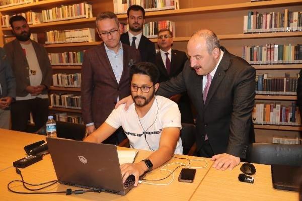 <p>Sanayi ve Teknoloji Bakanı Mustafa Varank, Başakşehir Millet Kıraathanesi’ni gezdi. Kitap severlerle sohbet eden Bakan Varank’a Başakşehir Belediye Başkanı Yasin Kartoğlu eşlik etti.</p>
