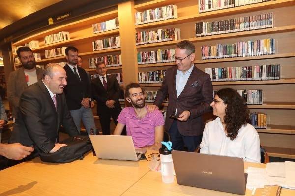 <p>Başkan Kartoğlu, öte yandan Bakan Varank’ı teknoloji ve inovasyon merkezi Başkaşehir Living Lab’e davet etti. Bakan Varank da Başakşehir’e yaptığı ziyaretten memnuniyet duyduğunu dile getirdi.</p>

<p> </p>
