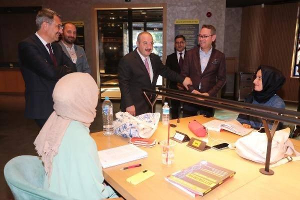 <p>115 bin eserin yer aldığı, “Yetkin” ve “Güvenli Kütüphane Hizmeti” sertifikalarına sahip Başakşehir Millet Kıraathanesi’nde bugüne kadar yüz binden fazla ödünç kitap verildi.</p>

<p> </p>
