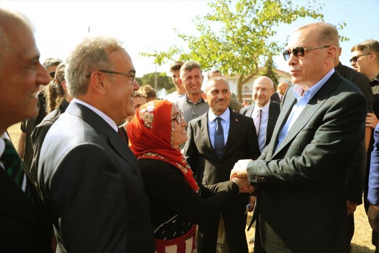 <p>Cumhurbaşkanı Recep Tayyip Erdoğan, Ordu ziyaretinde ayağının tozuyla fındık bahçesi ziyaret etti.</p>
