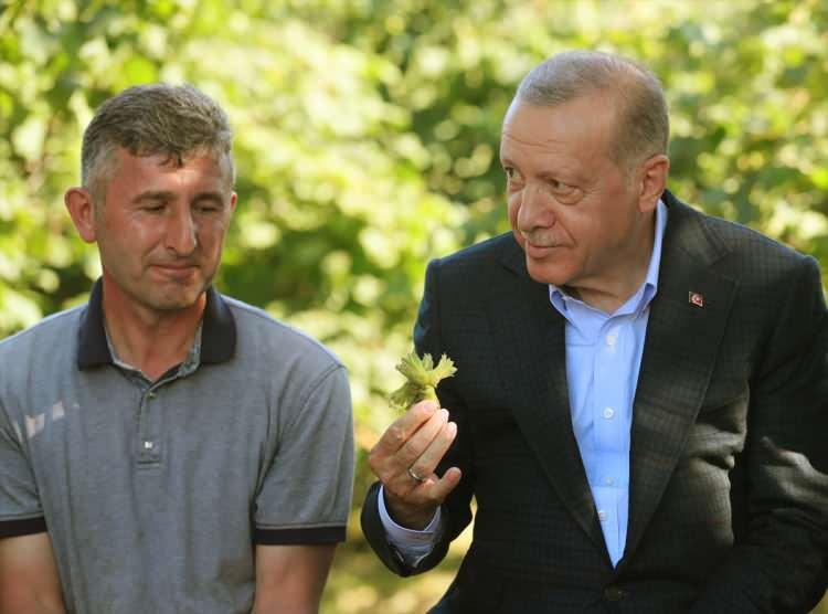 <p><strong>GÜLÜMSETEN DİYALOG</strong></p>

<p>Toplu açılış töreni için Ordu'ya giden Cumhurbaşkanı Erdoğan ile Ordulu bir vatandaş arasındaki fındık fiyatı diyaloğu gülümsetti.</p>

