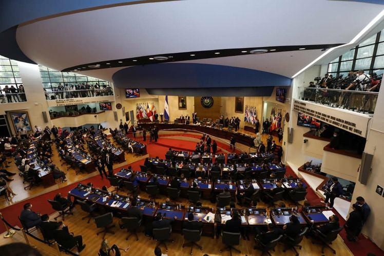 <p>Hatta bugün El Salvador Devlet Başkanı Nayib Bukele, 2023 ve 2025 yıllarına ait vadesi dolan devlet tahvillerinin ödenmesinde kullanılacak fonların sağlanması için meclise 2 kanun teklifi sundu. El Salvador Meclisinin toplam 84 sandalyesinden 64’ü Bukele’nin partisi Nuevas Ideas'a ait.<strong></strong></p>