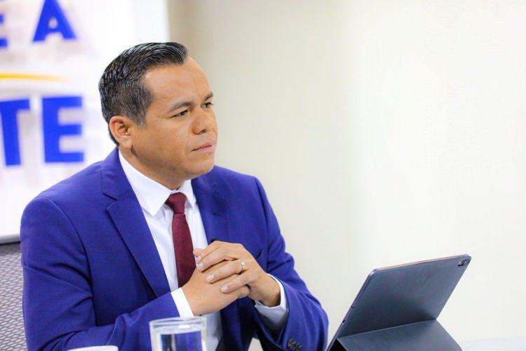 <p>El Salvador Maliye Bakanı Alejandro Zelaya, blockchain teknolojisi (veya direkt Bitcoin) destekli bir tahvil çıkarmayı planladıklarını açıkladı. Konuyla ilgili verdiği demeçte, “Bir gecede sonuç alamayacağız. Yatağa fakir gidip milyonerler uyandıramayız” dedi.</p>