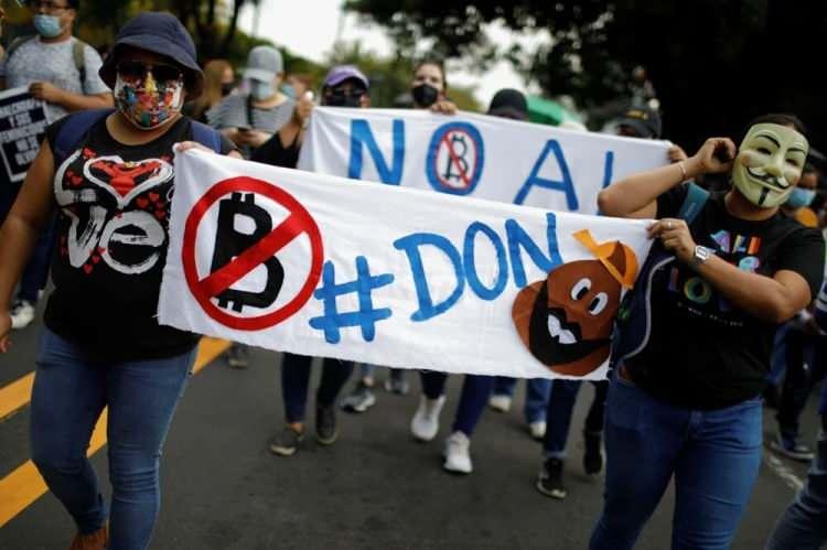 <p>El Salvador'un Bitcoin ısrarına halkın büyük bir çoğunluğu tepki gösteriyor. Halk Bitcoin'in resmi para birimi olarak kabul edilmesinin yoksul Latin Amerika ülkesine istikrarsızlık ve daha yüksek enflasyon getireceğinden korkuyor.</p>