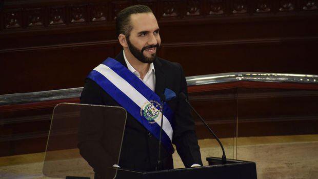 <p>Ancak Nayib Bukele hükümeti ülke servetinin yarısnı kaybetmesine rağmen Bitcoin'den vazgeçmeye niyetli değil.</p>