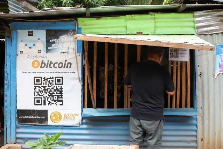 <p>Tüm dünyada görülen resesyon, kripto para piyasalarını da etkilemeyi başardı. Özellikle Bitcoin ve Ethereum gibi popüler paraların yatırımcıları ise servetlerinde büyük kayıplar gördü. Ancak geçtiğimiz yıldan beri yüzlerce Bitcoin alan ülke, kripto paralar için yol haritasını değiştirmediğini söyledi.</p>