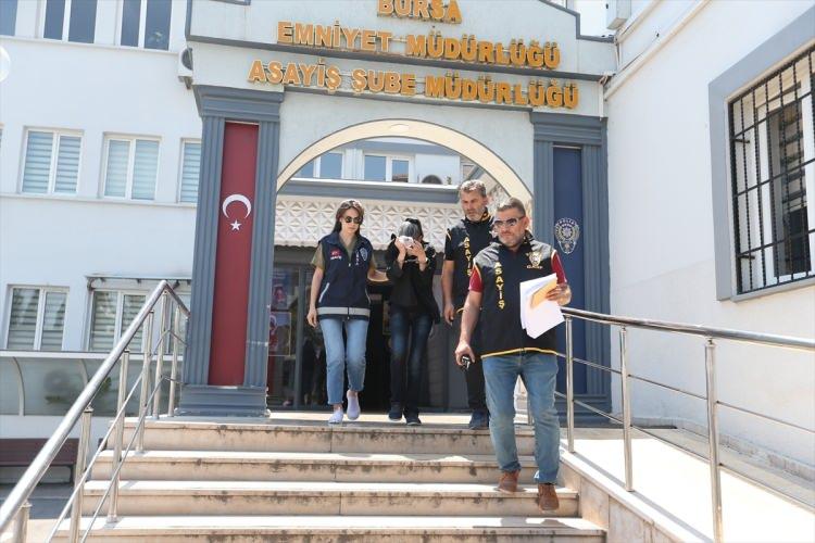 <p>Aile ve Sosyal Hizmetler bakanlığı, 9 yaşındaki çocuğun koruma altına alınmasıyla ilgili açıklama yaptı. Açıklama şöyle: </p>

<p>"Bursa'da çöp evde bulunan 9 yaşındaki C.M.A. ile ilgili aşağıdaki açıklamanın yapılması gereği duyulmuştur.</p>
