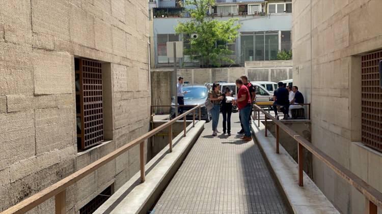 <p>"Polis eşliğinde emniyete götürülen küçük çocuk, emniyetteki işlemlerinin ardından Bursa İl Müdürlüğü’müze teslim edilmiştir. </p>
<p>Müdürlüğümüzde çocuğun öz bakımları yapılmış akabinde genel sağlık tetkikleri için hastaneye götürülmüştür. </p>
<p>Hastane sürecinin ardından Bursa’da savcılık kararıyla anneye verilen çocuk, Antalya’da yine savcılık kararıyla anneden alınarak bakanlığımız kurumlarında koruma altına alınmıştır.</p>
<p>Teyze Kamuran Pınar A.’nın 16 yaşında olan kendi çocuğuna da ulaşılmış ve Bursa’da koruma altına alınmıştır. Kamuran Pınar A. Bursa’da gözaltında tutulmaktadır."</p>