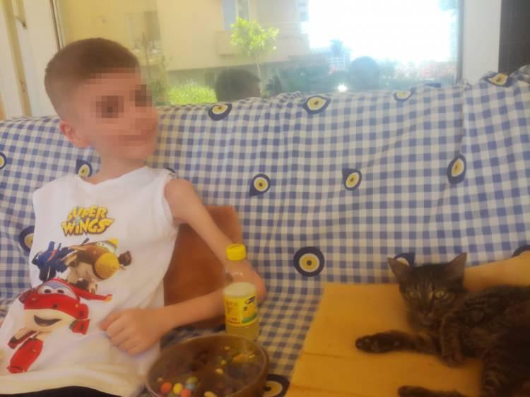 <p>Duş aldırılıp, temizlendi, tırnakları da kesildi. Cem Muhammet A.'nın, dün Antalya’da annesine teslim edildikten sonra ilk olarak ondan kuruyemiş ve çikolata istediği öğrenildi. Cem Muhammet A.'nın kuruyemiş yerken de fotoğrafları ortaya çıktı.</p>