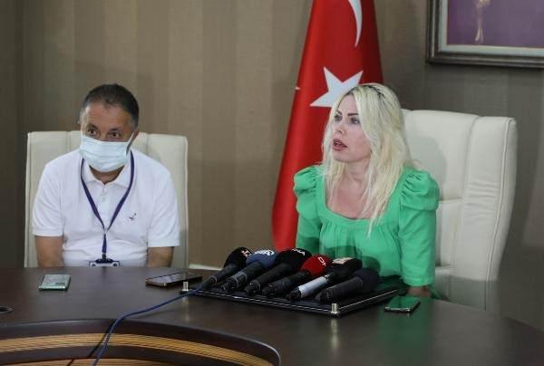 <p><strong>'GELİŞME GERİLİĞİ VE TRAVMALARI VAR'</strong></p>
<p>Akdeniz Üniversitesi (AÜ) Rektörü Prof. Dr. Özlenen Özkan, çöp evden kurtarıldıktan sonra AÜ Hastanesi'nde tedaviye alınan 17 kilo ağırlığındaki Cem Muhammet A.'nın (9) sağlık durumuyla ilgili açıklama yaptı. Olayı duyunca çok üzüldüğünü belirten Prof. Dr. Özkan, “Bütün Türkiye'nin tüylerini diken diken eden bir durum var. Hak etmediği bir muameleyle karşılaştık ve görüntüler hepimizi şok etti" dedi. Genel olarak bir gelişme geriliği olduğunu belirten Prof. Dr. Özlenen Özkan, genel durumunun orta iyi düzeyde olduğunu söyledi. Gelişme geriliğinin genel duruma hakim olduğunu belirten Prof. Dr. Özkan, “Kuzumuzun yanındaydım. Genel durumu gayet iyi. Gülüştük hatta. Burada önemli olan gelişme geriliği değil, 1 yıl içinde toparlanması. Aslında daha önemlisi muhtemelen çok algılayamadığımız maalesef travmaları var. Ruhsal travmalar. Hiçbir canlının hak etmediği bu davranışı yapan insanların yanına kar kalmaması" diye konuştu.</p>