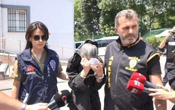 <p><strong>KAÇMASIN DİYE KİLİTLEDİM</strong></p>

<p>Kardeşim Yasemin A. (38), annemin vefatından sonra çocuğunu alıkoyduğuma dair şikayette bulundu. Cem de bunu duyunca bizimle irtibatı kesti. Yemek yemiyor, temizliği kabul etmiyordu. Son 4 ayda bu hale geldi. Ben de etrafa zarar vermesin ve kaçmasın diye kapıyı kilitledim."​</p>

<p> </p>
