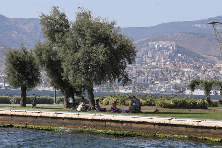 <p>Sahil kesimlerine gidemeyip, kentte dışarıda vakit geçiren çok sayıda vatandaşın gölgelik alanlara sığındığı görüldü.</p>