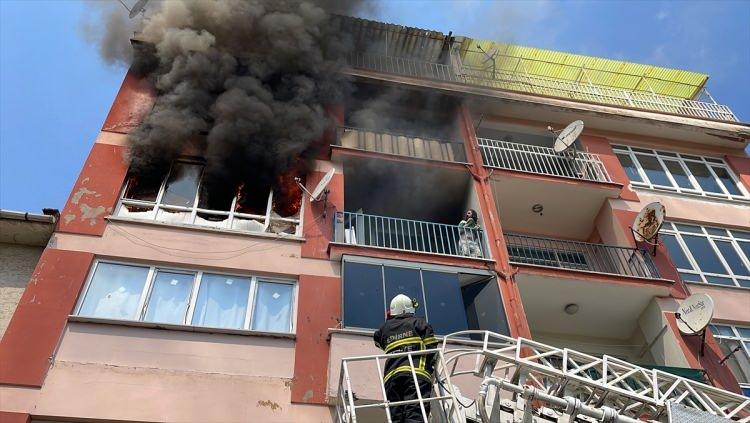 <p>Dilaverbey Mahallesi Maarif Caddesi'nde bir apartmanın 4. katındaki dairede henüz belirlenemeyen nedenle yangın çıktı.</p>
