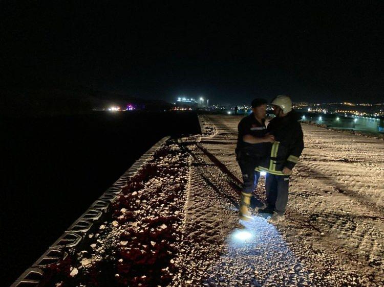 <p>ARAMA KURTARMA ÇALIŞMASI</p>
<p>Bu arada, otoyolda biriken suyun içerisinde bir otomobilin kaldığı ihbarı üzerine, bölgeye AFAD ekipleri de sevk edildi.</p>