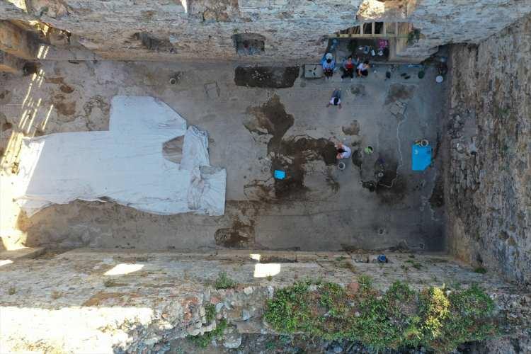 <p>Antalya'nın Alanya ilçesindeki Syedra Antik Kenti'nde yapılan kazı çalışmalarında, mitolojik kahraman Herakles'in (Herkül) 12 görevinin betimlendiği yaklaşık 164 metrekare taban mozaiğinin bulunduğu bildirildi.</p>