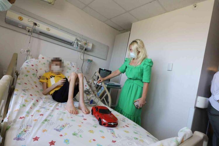 <p>Rekt&ouml;rl&uuml;kte &ccedil;ocuğun durumuyla ilgili bilgi veren A&Uuml; Rekt&ouml;r&uuml; Prof. Dr. &Ouml;zlenen &Ouml;zkan, Cem Muhammet A.&rsquo;nın hastanede takip, tedavi ve bakım altında olduğunu s&ouml;yledi. Kısa s&uuml;re &ouml;nce &ccedil;ocuğu g&ouml;rd&uuml;ğ&uuml;n&uuml; dile getiren &Ouml;zkan, &ldquo;Genel durumu gayet iyi, g&uuml;l&uuml;şt&uuml;k. Genel olarak bakıldığı zaman bir gelişme geriliği mevcut. &Ouml;nemli olan gelişme geriliği değil, bunu yavaş yavaş bir yıl i&ccedil;inde toparlayacağız. Hastamız pediatri servisinde yatıyor. Pediatrik Gastroenteroloji, Endokrinoloji ve &Ccedil;ocuk Psikiyatri b&ouml;l&uuml;mleri tarafından &ccedil;ocuğumuz takip edilecek. Ama tedaviler takipler sırasında algılayacağımız travmaları g&ouml;receğiz. Ruhsal sağlığı a&ccedil;ısından bu &ccedil;ocuğa sevgi vermemiz gerekir. Devletimiz onu koruyacak&rdquo; diye konuştu.</p>
