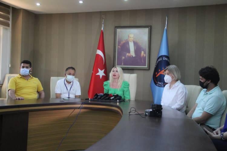 <p>Cem Muhammed A.!nın sağlık durumuyla ilgili a&ccedil;ıklama yapan A&Uuml; Rekt&ouml;r&uuml; Prof. Dr. &Ouml;zlenen &Ouml;zkan, "Genel durumu gayet iyi, g&uuml;l&uuml;şt&uuml;k, genel olarak bakıldığı zaman bir gelişme geriliği mevcut. Taze fasulye ve yoğurt yedi, &ccedil;orba i&ccedil;ti, bunlar bizi mutlu etti ama yolun &ccedil;ok başındayız. 17 kilogram ağırlığında ve boyu 138 santimetre, 9 yaşındaki bir &ccedil;ocuğun olması gereken ebatlar değil" dedi.&nbsp;</p>
