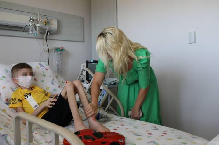 <p>D&uuml;ş&uuml;k kalorili beslenme A&Uuml; Başhekimi &Ccedil;ete ise uzun s&uuml;reli a&ccedil;lıktan sonra aniden beslenmeye ge&ccedil;ilmemesi gerektiğini ifade ederek, &ldquo;Y&uuml;ksek kalorili değil, d&uuml;ş&uuml;k kalorili ve yavaş beslenmeye başlayacağız. Bu da zaman alacak. En kısa zamanda gereken takviyelerle onu normal hayatına d&ouml;nd&uuml;rebileceğiz&rdquo; dedi.</p>
