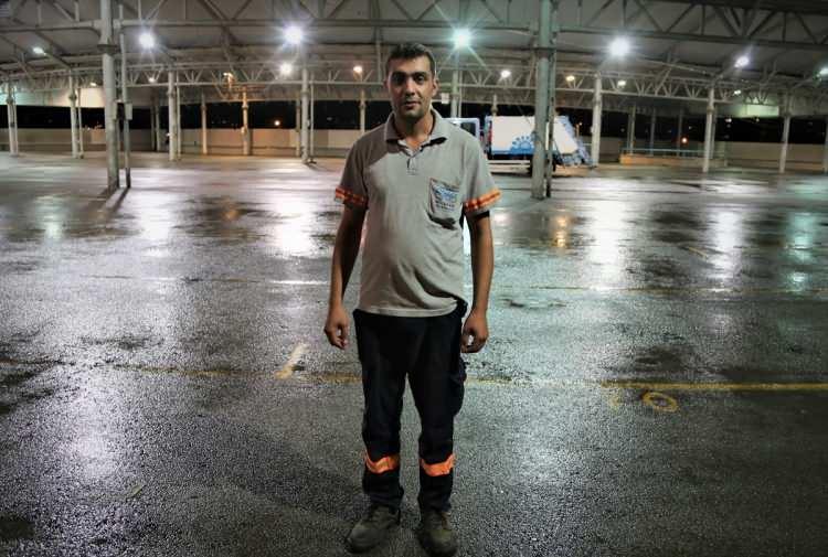 <p><strong>"TEK S&Ouml;YLEDİĞİ ŞEY 'YABANCILARLA KONUŞMAK İSTEMİYORUM' OLDU"</strong></p>

<p>Diğer temizlik iş&ccedil;isi Tuncay G&uuml;rel de &ccedil;&ouml;p evi temizlemek i&ccedil;in belirtilen adrese gittiklerini dile getirdi. G&uuml;rel, eve girip temizliğe başladıklarını ve bir odanın kapısının kilitli olduğunu fark ettiklerini belirterek, ş&ouml;yle konuştu:</p>

<p>"Kapıyı a&ccedil;ıp i&ccedil;eri girdiğimizde &ccedil;ocukla karşı karşıya geldik. Şoke olduk. Biz &ccedil;ocuğa 'Seni kurtarmaya geldik' dedik. &Ccedil;ocuk &ccedil;ok korkuyordu. O da şoktaydı. Sanki hafif bir bilin&ccedil; kaybı var gibiydi. &Ccedil;ocuk bize 'Yabancılarla konuşmak istemiyorum' deyince biz daha da şoke olduk.&nbsp;</p>
