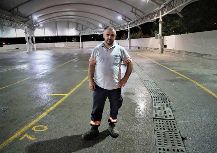 <p>&Ccedil;alışma arkadaşlarıyla adrese gittiklerini ifade eden Yaşar, eve girdikleri gibi &ccedil;&ouml;pleri toplamaya başladıklarını anlattı. Evdeki odalardan birinin kapısının kapalı olduğunu fark ettiklerini anlatan Yaşar, "Biz kapıyı a&ccedil;tık. Karşıda yatağın &uuml;st&uuml;nde bir &ccedil;ocuk vardı. &Ccedil;ocuk direkt bize bakınca tuhaf olduk. &Ccedil;ocuk aşırı zayıf ve bakımsız haldeydi." dedi.</p>
