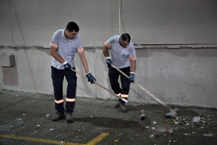 <p>Daha sonra yetkililer gelip olaya m&uuml;dahale etti. Bize tek s&ouml;ylediği şey 'Yabancılarla konuşmak istemiyorum' oldu.&nbsp;</p>
