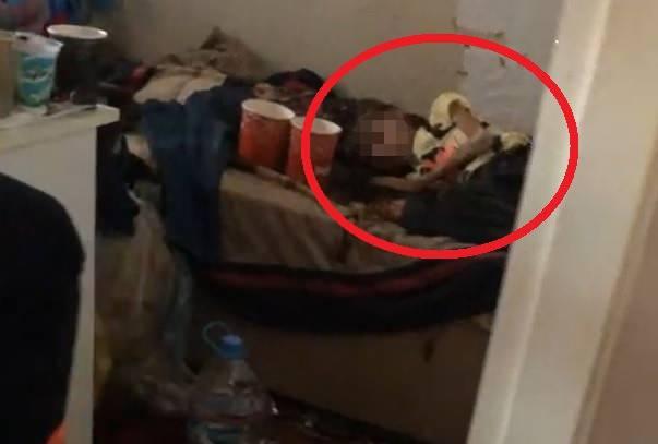 <p>&Ccedil;ocuğun bir seneden fazla s&uuml;redir orada olduğunu duyduklarını belirten Yaşar, &ccedil;ocuğu g&ouml;rd&uuml;kten sonra avukat ve icra g&ouml;revlilerinin kendilerini evden &ccedil;ıkardıklarını s&ouml;yledi. Yaşar, "Bizi evden &ccedil;ıkardılar ve aşağı indirdiler. Sonra polis ve sağlık ekipleri adrese geldi. Sağlık ekipleri &ccedil;ocuğu alıp hastaneye g&ouml;t&uuml;rd&uuml;." ifadesini kullandı.</p>
