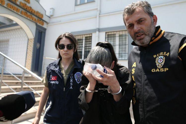 <p><strong>ANNE OĞLUNU İSTEDİ, TEYZE TUTUKLANDI</strong></p>
<p>Antalya Adliyesi'nde avukatı ile birlikte açıklama yapan anne Yasemin A. "Oğluma annem bakıyordu. Annem ölünce Cem Muhammet'i Antalya'ya dönecektim. Kardeşim bana saldırdı. Oğlu olmadığı için benim çocuğumu kaçırıp sakladı. Hep bir oğlu olmasını istiyordu. Cem Muhammet, annesi olarak bana verilmesi gerekir. Bunun için hukuki savaş vereceğim" dedi.</p>