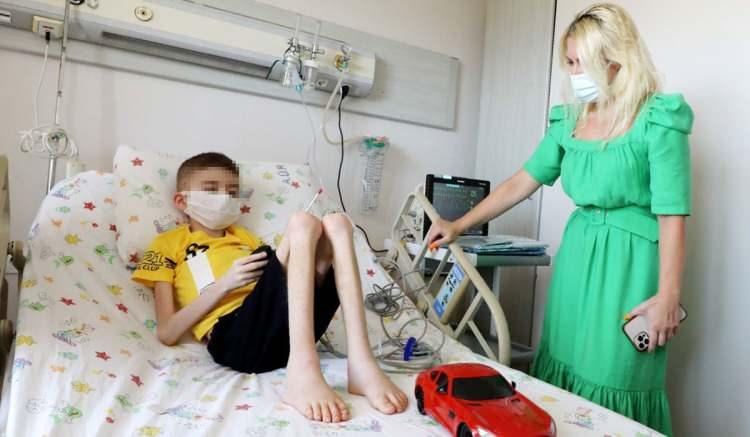 <p>'HİÇ OKULA GİTMEMİŞ'</p>
<p>Hem medikal hem de psikolojik destek sağlandığını belirten Prof. Dr. Özkan, "Bunun için uzun zamanı var. Öncelikle doktorlarına güvenmesi gerekiyor. Doktorlarını sevmesi gerekiyor. Sonraki süreçte tedaviye devam edecek. Odasında bir sürü oyuncağı var, çok mutlu. Benden hiçbir isteği olmadı. Okul durumunu sordum. Hiç okula gitmemiş. Okul dünyasını merak ediyor. </p>