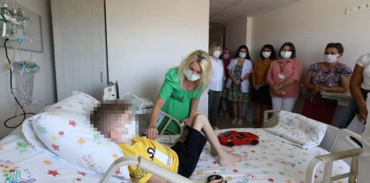 <p>Bu anlamda belki onlar da eski seviyesine ulaşmayacak seviyede. Bunun için gayret ediliyor. Hala yatakta çok ciddi bir hareketi yok. Elimizden gelen titizliği gösteriyoruz" ifadelerini kullandı.</p>
