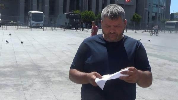 <p>Bursa'da çöp evde bulunan 9 yaşındaki Cem Muhammed A.'nın babası olduğunu iddia eden Ufuk Çelikol, anne Yasemin A. ve teyze Pınar A. hakkında İstanbul Cumhuriyet Başsavcılığı'na suç duyurusunda bulundu.</p>
