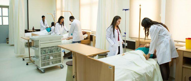 <p><strong>Hemşirelik: </strong>Mezunların ilk altı ayda yüzde 56.8 oranla iş bulabildiğini söyleyebiliriz. Hemşirelikte kamuda iş bulma olasılığı yüzde 50.</p>