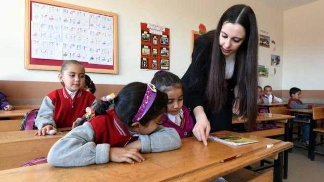 <p><strong>Öğretmenlik: </strong>Öğretmenlik mesleği genel başlık altında toplanmış, bölüm ayrımı yapılmamış. Mezunların altı ayda iş bulma oranı yüzde 55.6, bir yılda iş bulma oranı ise yüzde 11.4. Kamuda çalışma oranları yüzde 70 dolayında.</p>
