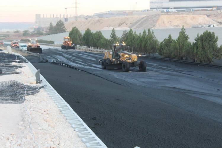 <p>İddiaya göre, Gaziantep Organize Sanayi Bölgesi'ne ait atık havuzunda bulunan atık, bilinmeyen bir nedenle sızarak TAG Otoyolu'na aktı.</p>