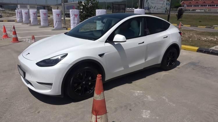 <p>Tesla marka araç sahipleri hizmet vermeye başlacağı gün ise mangal partisi vereceklerini açıkladı.</p>
