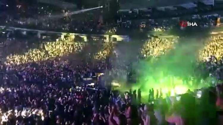 <p><span style="color:#800000"><strong>Scotiabank Arena'daki konserin sonuna doğru izleyiciler arasından izinsiz şekilde içeriye sokulan havai fişekler patlatıldı.</strong></span></p>
