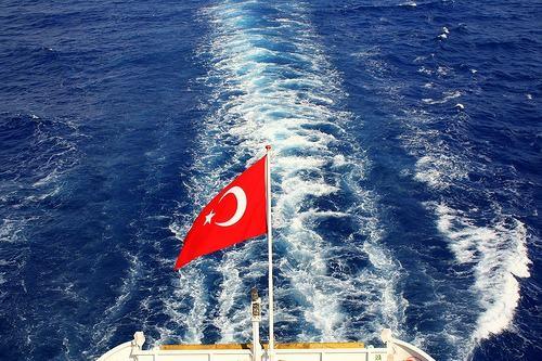 <p>Türk bayraklı gemilerin Paris MoU'daki denetim periyotları ve bu denetimler sonucu tespit edilen eksiklikleri gözetilerek liman başkanlıkları ile gerekli koordinasyon sağlanıp gemilere yönelik bayrak devleti denetimleri (ön sörvey) görevli uzmanlarca yapılıyor.</p>
