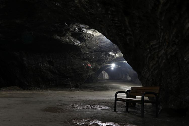 <p>Mağarada kullanılacak malzeme ve materyalin tuzlu ortama dayanabilmesi gerektiğini, bunların tespiti için projede gecikmelerin yaşandığını anlatan Esen, "Türkiye'de bir ilk olacak bu proje. Onun için projede kullanılabilecek malzeme ve yaklaşık maliyet hesaplarında biraz geciktik çünkü Türkiye'de ilk, dünyada da 4 veya 5 ülkede var bu tip turizm açısından faaliyet gösteren tuz mağaraları. Şu anda yaklaşık maliyet hesapları bitti. İnşallah bir iki aya kadar ihaleye çıkacağız." dedi.</p>