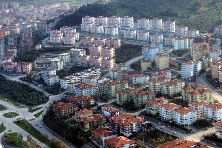 <p>Ev sahiplerinin "Ya evden çıkın ya da zammı kabul edin" söylemlerine karşı çaresiz kalan öğrenciler, ev sahipleri ve emlakçıların bu tavrından rahatsız olduklarını dile getirdiler.</p>