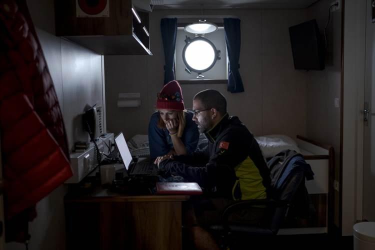 <p>PolarXplorer Araştırma gemisi deniz çalışmalarına çok uygun, tüm bilim insanları projelerini gemi üzerinde yürüttüler. Tromso Limanı’ndan ayrıldıktan sonra 2.125 deniz mili kat ettik ve bu gerçekten bizim için çok önemli bir mesafe. Barentz Denizi’ni boydan boya geçtik ve istasyonlarımızı yaptık, daha sonrasında Svalbard Adası'na doğru yola çıktık. Burada 24 istasyonda bilimsel örneklemeler yapıldı." dedi.</p>
