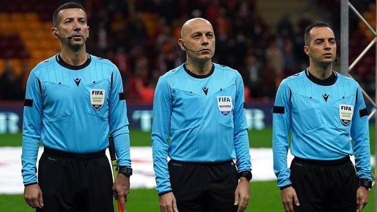 <p>Süper Lig'de yardımcı hakemlerin maç başı ücretleri 8800 TL oldu.</p>