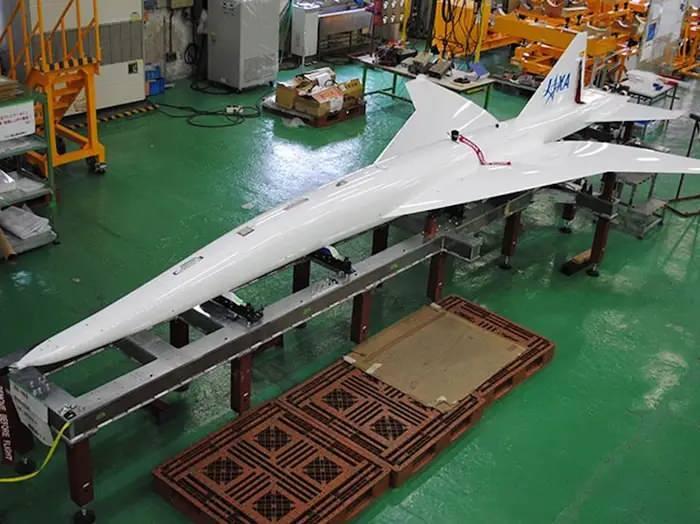 <p>Japonya'nın ulusal uzay ajansı Japonya Havacılık ve Uzay Araştırma Ajansı (JAXA), 50 yolcu taşıyacak ve Concorde'unkinden yüzde 50 daha az sese sahip olacak süpersonik jet geliştirmeye devam ediyor. Ajans, uçağı Mitsubishi Heavy Industries, Kawasaki Heavy Industries ve Subaru ile ortaklaşa geliştiriyor. JAXA ayrıca, ajansın kendi jetinin sonik patlamasını azaltmasına yardımcı olacak X-59 QueSST projesinde NASA ile ortaklık kurdu.</p>