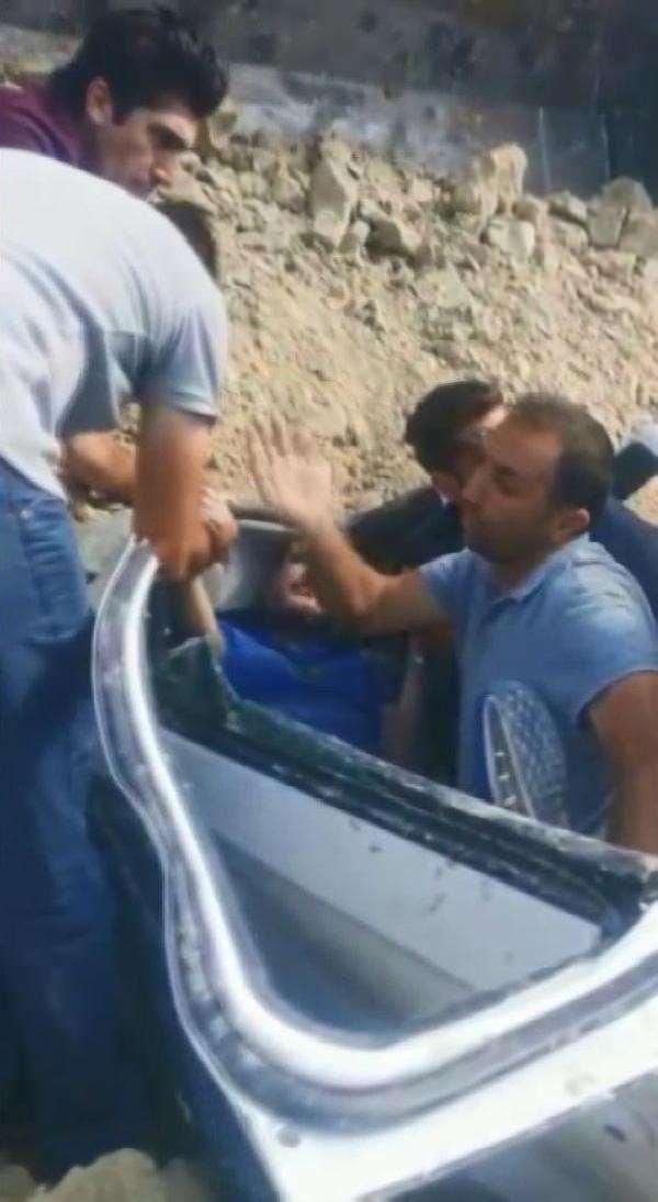 <p><strong>KAMYON YOLA DEVRİLDİ </strong></p>
<p>Araç şoförü durumu geç fark ederken, rüzgarın da etkisiyle kamyon yola devrildi. İhbar üzerine olay yerine polis ve sağlık ekibi sevk edildi.</p>